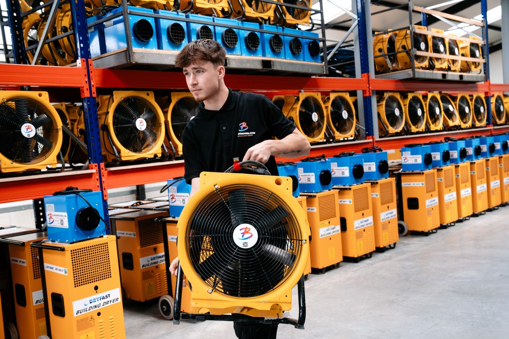 Medewerker met ventilator in de hand.